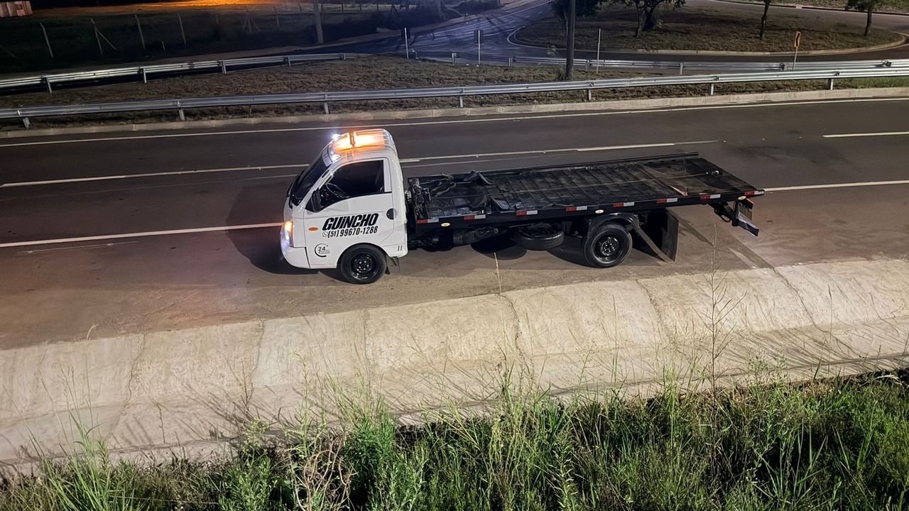 Guincho Dudu Guinchos atendendo na rodovia à noite em Cachoeirinha