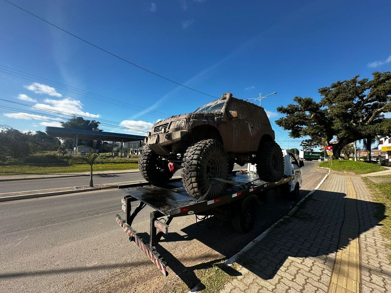 Transporte de veículo 4x4 off-road sobre plataforma do guincho