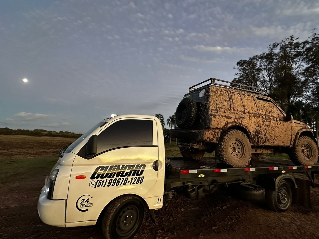 Resgate de veículo off-road atolado em estrada de terra ao entardecer